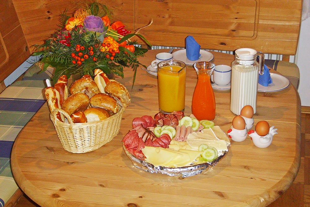 Garten mit Liegewiese, Schaukel und Sandkasten