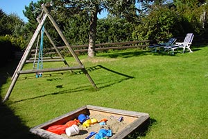 Großer Garten mit Liegestühlen, Schaukel und Sandkasten