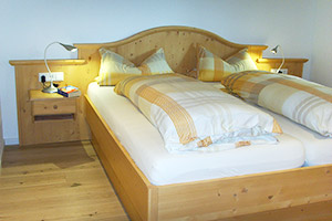 Schlafzimmer mit Doppelbett