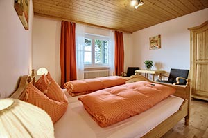 Schlafzimmer mit Doppelbett