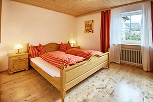 Schlafzimmer mit Doppelbett